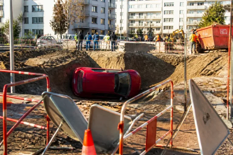 Strasbourg : une citadine finit dans un trou de chantier à l’Elsau après un demi‑tour raté