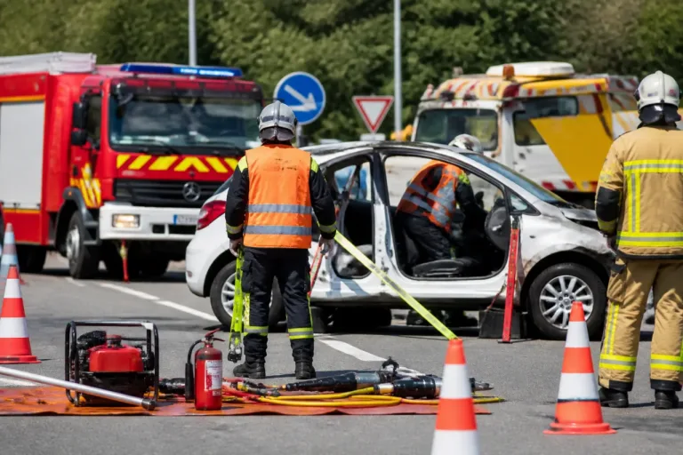 Sur la RN165 à Marzan, démonstrations de secours et message de prévention avant les départs en vacances