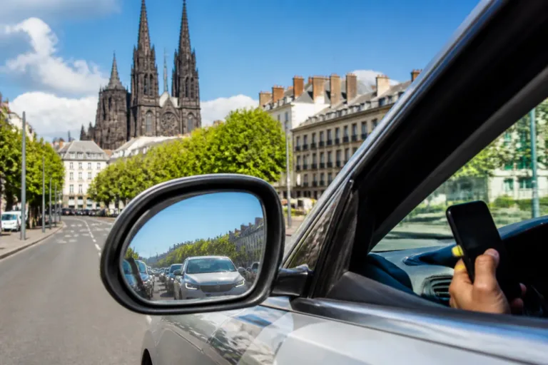 Téléphone au volant : la préfète du Puy-de-Dôme prépare des suspensions immédiates