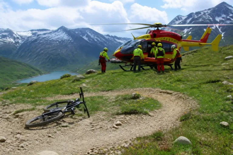 Tignes: un vététiste grièvement blessé héliporté à Annecy, un second secouru en Haute-Savoie