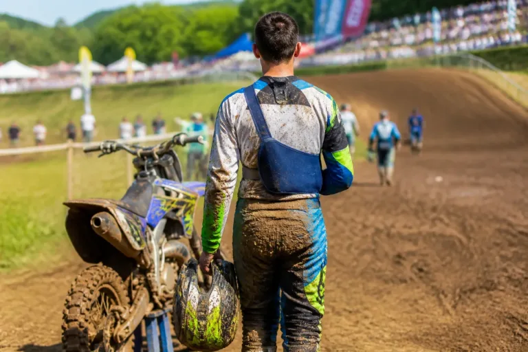 Tom Bart, un an après la chute grave, retrouve les avant-postes du motocross