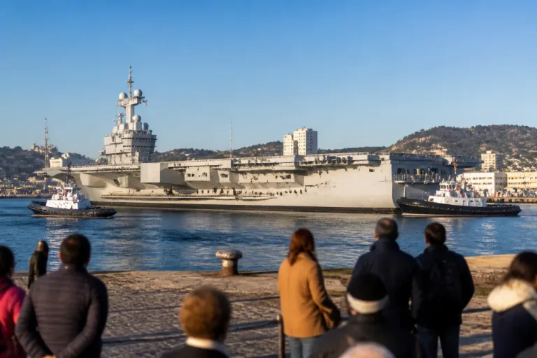 Toulon : le porte-avions Charles de Gaulle regagne son port d'attache après cinq mois de déploiement
