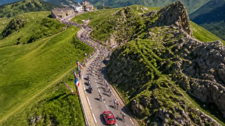Tour de France : une étape exigeante de 166 km traverse les monts du Cantal