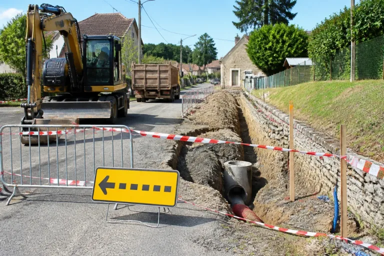 Travaux de piste cyclable suspendus à Ferrières-en-Gâtinais après recours d’une riveraine