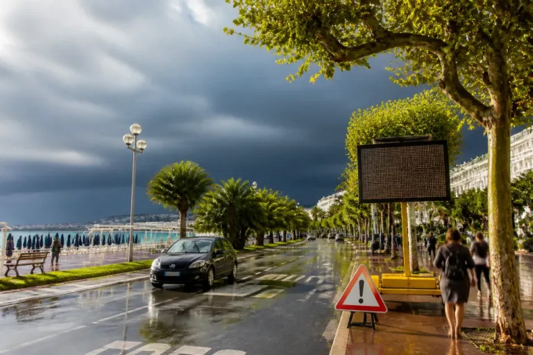 Triple vigilance Météo : canicule, orages et risques d’inondation attendus dans les Alpes‑Maritimes