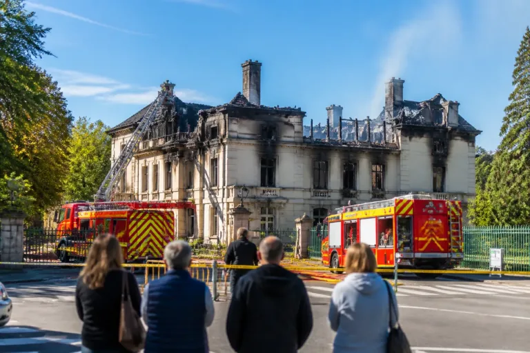 Trois mineurs mis en examen après l'incendie qui a ravagé le château de Divonne-les-Bains