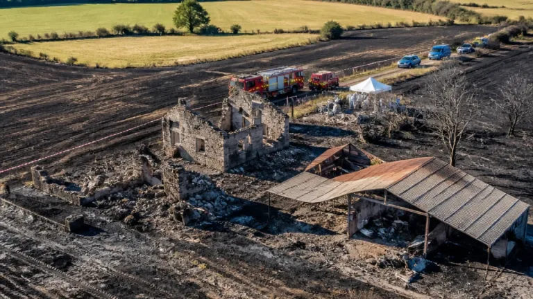 Trois morts à Lhoumois après la propagation d’un feu de champ au bâti