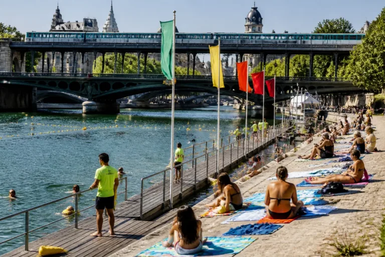 Trois sites de baignade dans la Seine rouvrent à Paris, surveillance et drapeaux au rendez‑vous