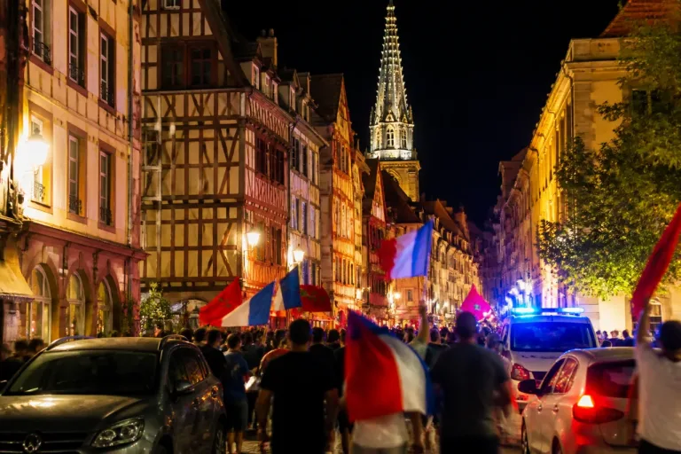 Troyes : célébrations calmes après les victoires du Maroc et de la France en Coupe du monde