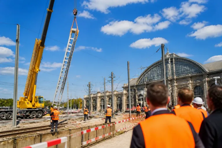 Troyes — Pose du premier poteau caténaire : une étape concrète pour l’électrification Paris–Troyes