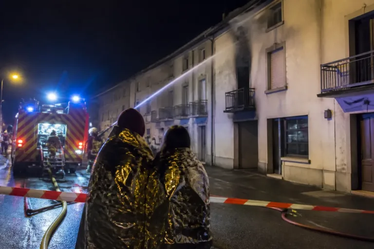 Ugine : incendie dans un immeuble de deux étages, trois habitants évacués