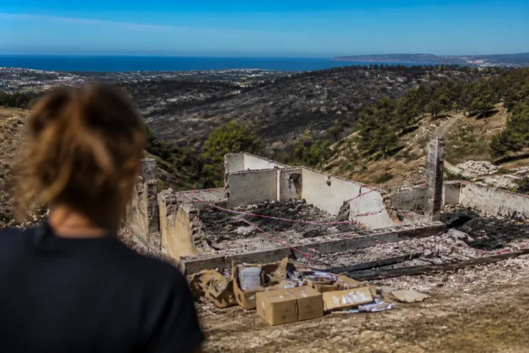 Un an après l'incendie, la reconstruction tourne au casse-tête pour un habitant des collines