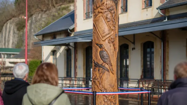Un chêne transformé en sculpture mémoire dévoilé au Vernet d'Ariège