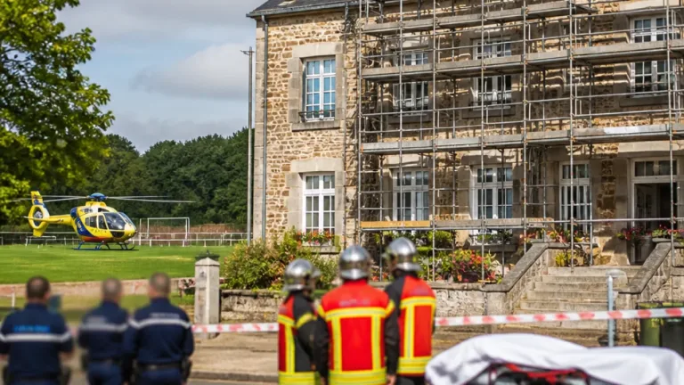 Un couvreur blessé après une chute sur le toit de la mairie de Bréhand, héliporté vers Rennes