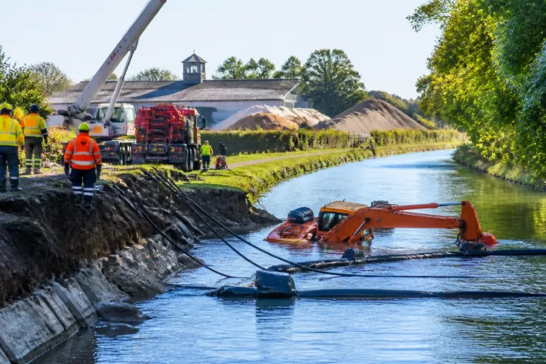 Un engin de chantier tombe dans le canal à Ménil Saint-Michel, l'ouvrier s'en sort indemne