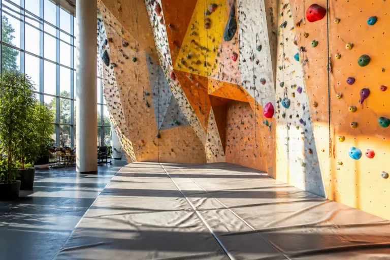Un homme grièvement blessé après une chute dans une salle d'escalade à Pontault-Combault