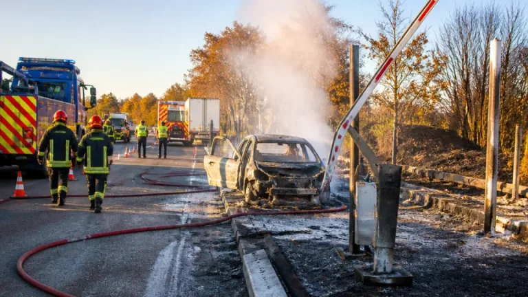 Un homme meurt après avoir percuté la barrière de péage et incendié son véhicule sur l’A4