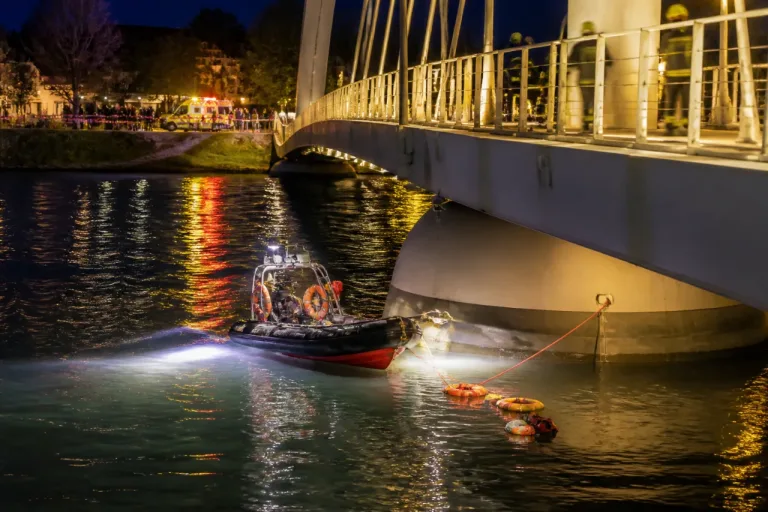 Un homme sauvé après une chute sur la passerelle des Deux Rives, hospitalisé en état grave