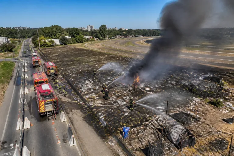 Un important feu de détritus ravage un ancien camp près de l’hippodrome de Ris-Orangis