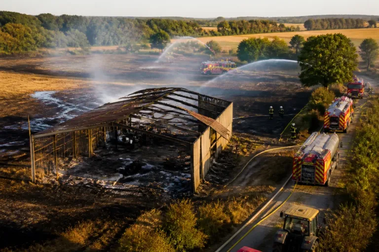Un incendie détruit 5 ha de chaume et un hangar près d’Évreux, près de 50 pompiers mobilisés
