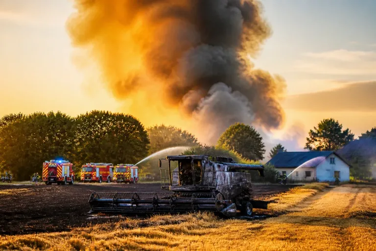 Un incendie détruit neuf hectares de céréales à Plumieux, des maisons brièvement menacées