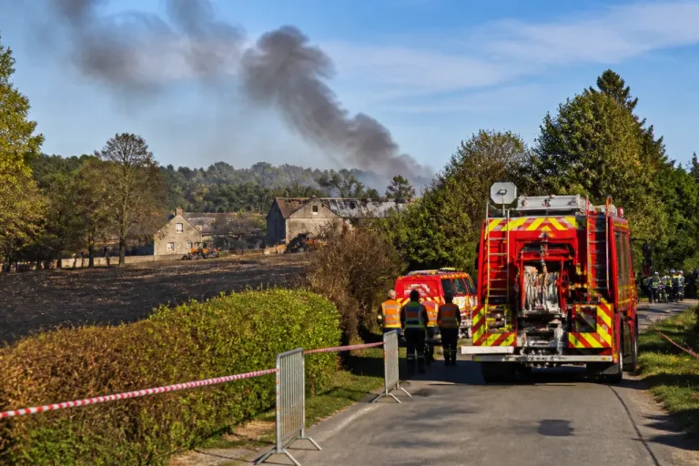 Un incendie dévaste une centaine d'hectares à Aurouër : habitations évacuées, chevaux secourus
