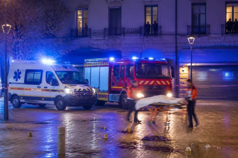 Un jeune de 18 ans grièvement blessé à l'arme blanche place du Triforium à L'Isle-d'Abeau
