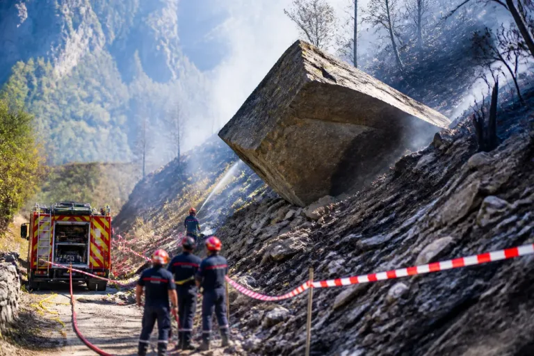 Un jeune pompier volontaire de 22 ans tué par un éboulement lors d’un feu en Savoie