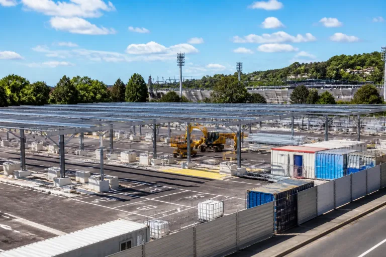 Un parc relais gratuit avec ombrières photovoltaïques en chantier boulevard Pacatianus