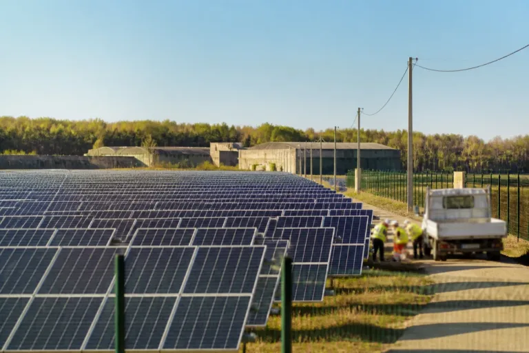 Un parc solaire géant inauguré à Creil : 331 830 panneaux sur une ancienne base militaire