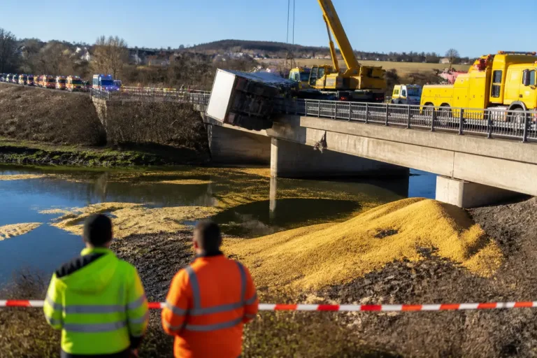 Un poids lourd se renverse sur un pont près de Langres : une cargaison de colza dans le canal