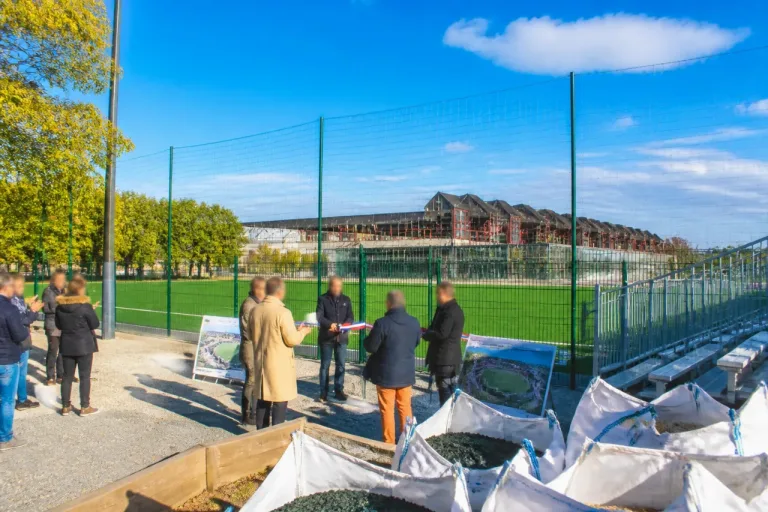 Un terrain synthétique de 105×68 m inauguré à Châteaubriant : réponse aux besoins des clubs