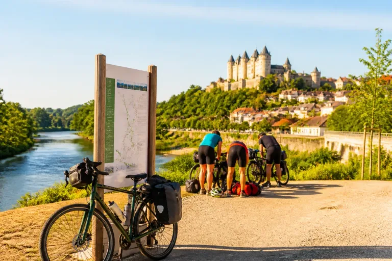 Une boucle à vélo dans la Vienne : Châtellerault, Poitiers, Chauvigny, et trois ambiances