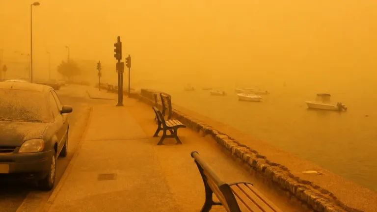 Une brume de sable étouffante provoque une alerte rouge pour la qualité de l'air