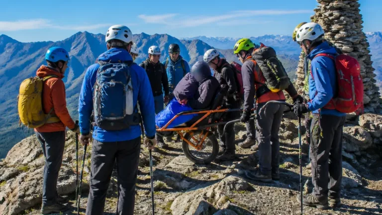 Une joëlette jusqu’à 2 872 m : quand la solidarité porte la montagne