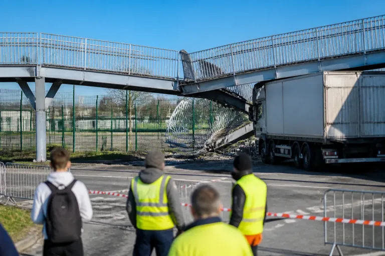 Une passerelle piétons-cyclistes détruite à Verson après le passage d’un poids lourd