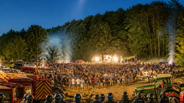 Une rave interdite rassemble 1 500 personnes près d’un bois : tension autour des risques d’incendie