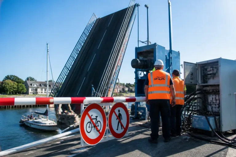 Vannes : pont de Kérino immobilisé, réparations en cours après la canicule