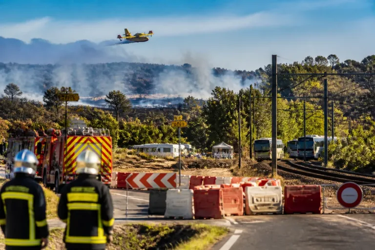 Varilhes : un violent incendie détruit 25 hectares, voies routières et ferroviaires coupées