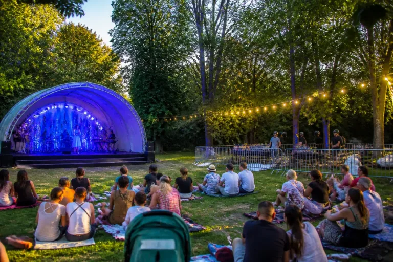 Vendredi en Charente : soirée tout en bleu à Nersac, softball à Dirac et veillée d’églises à Saint‑Romain