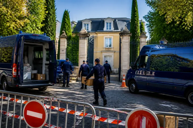 Versailles : cinq interpellations après un vol avec séquestration en Suisse, la Section de recherches saisie