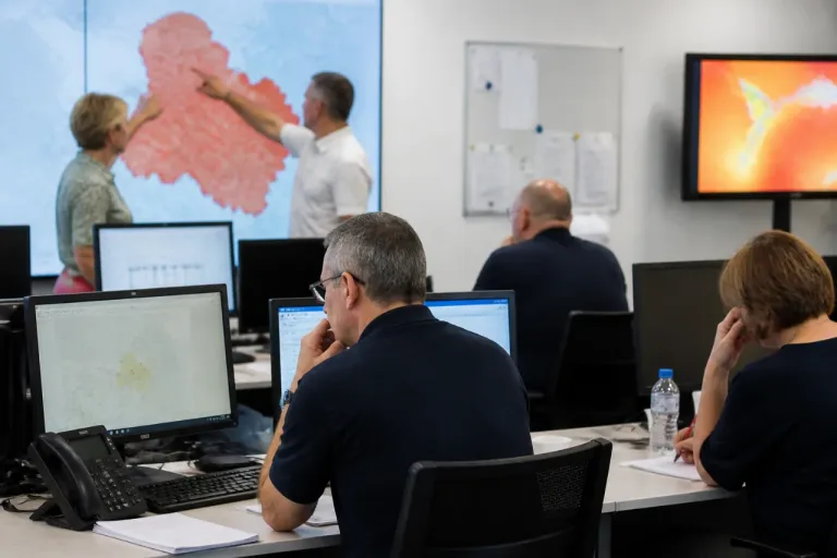Vigilance rouge dans l’Yonne : au cœur du COD, la cellule qui coordonne la réponse à la canicule