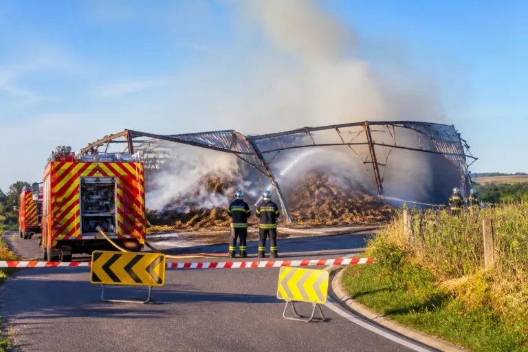 Villers-Robert : un hangar agricole ravagé par les flammes, route coupée au moins deux jours